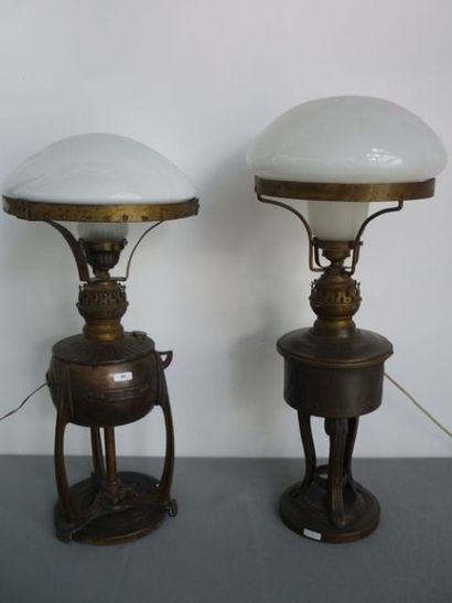 null Ensemble de deux anciennes lampes à huile en cuivre, Art Déco, ht 53 et 54 cm...