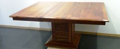 null Table carrée en bois exotique à une allonge, reposant sur un piètement monobloc...