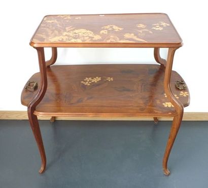 MAJORELLE Table à thé Art Nouveau de forme dite Mesa, fin XIXe-début XXe, en bois...