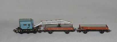 MARKLIN HO (3) wagon-grue, cabine gris/bleu et deux wagons plats dont un avec porte-flèche...