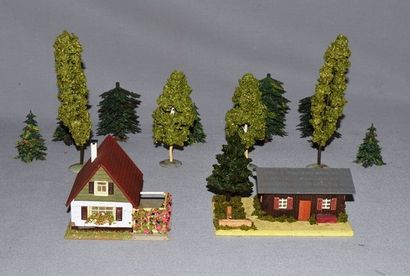 null (2) maisons en carton peint, années 50 + une série d'abres HO pour décor.