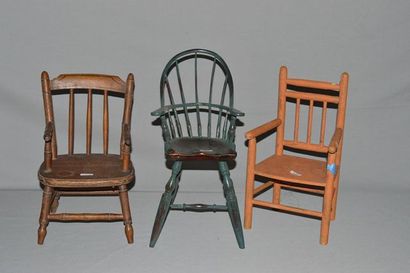 null Trois chaises de poupée en bois, début XXe, dont une avec l'inscription "Maison...