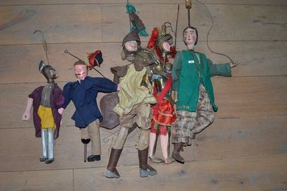 null Lot de (5) marionnettes en bois habilée, pour théatre, début du XXe.