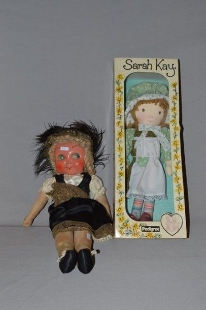 null Deux poupées : une en chiffon, tête en carton genre Googlie - Sarah Kay en chiffon...