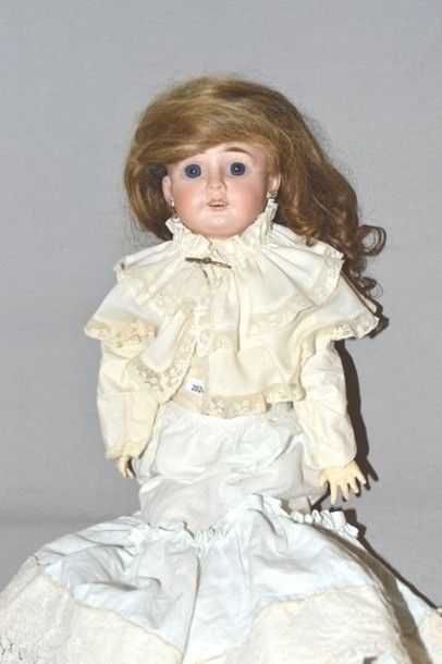 null Poupée française de style Jumeau, tête en porcelaine marquée "4", yeux bleus...