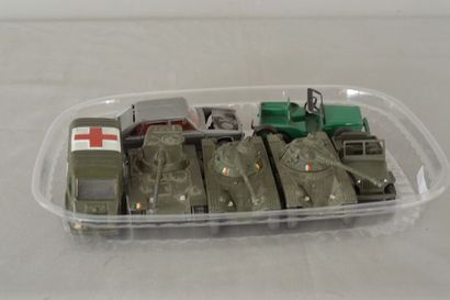 null DINKY (4) : 80F, ambulance militaire - 80A, EBR Panhard (2) - 80A, char AMX...