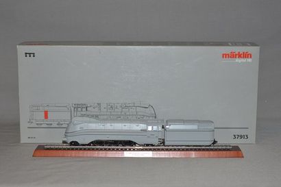 null MÄRKLIN 37913, locomotive carénée 231, tender 4 axes, grise avec rails de présentation,...