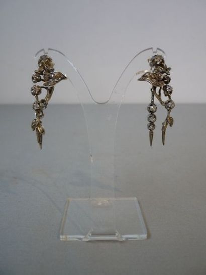 null Paire de pendants d'oreille en argent à décor floral, XIXe, 11 g env.