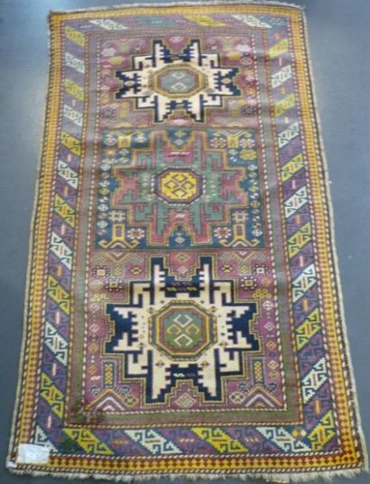 CAUCASE Petit tapis à motifs géométriques, XXe, 176x100 cm.