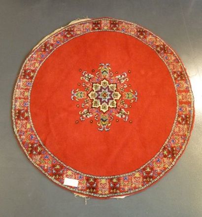 MAROC Tapis rond à décor stylisé sur fond rouge vif, XXe, d. 150 cm.
