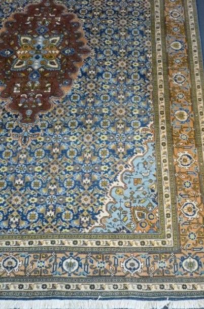 PERSE Grand tapis de style Keshan à décor floral stylisé et médaillon central sur...