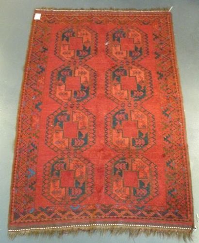 AFGHANISTAN Tapis Khal à décor géométrique sur fond rouge, XXe, 195x126 cm.