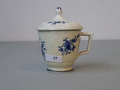 TOURNAI Crémier à décor au ronda en bleu sous couverte, XIXe, porcelaine, h. 9,5...