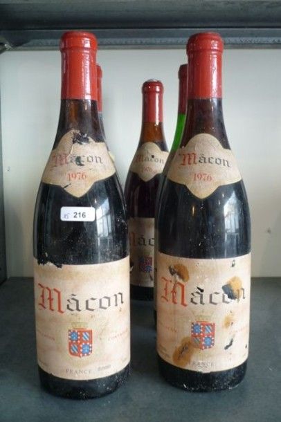 null BOURGOGNE, rouge, Mâcon 1976, 5 bouteilles [traces d'humidité, étiquettes abîmées,...