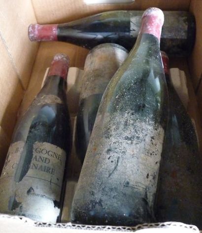 null BOURGOGNE, rouge, Grand Ordinaire s.m., 5 bouteilles [traces d'humidité, étiquettes...