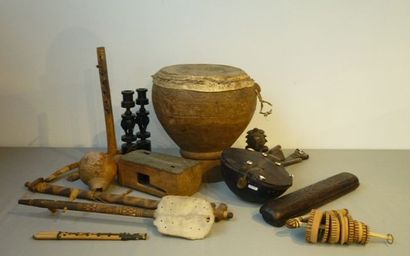 ART TRIBAL Lot : instruments de musique africains (tambour, cithares, etc.) et divers...