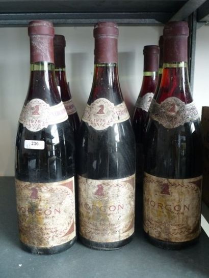 null BEAUJOLAIS, rouge, Morgon 1976, 8 bouteilles [traces d'humidité, étiquettes...