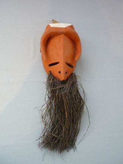 ART TRIBAL Masque africain ocre-rouge à cornes et barbe, bois taillé, fibres végétales...