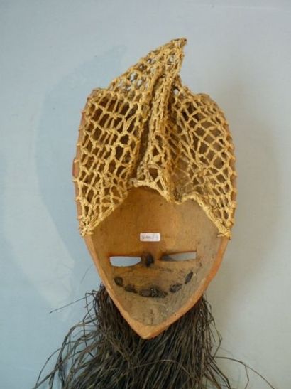 ART TRIBAL Masque africain ocre-rouge à cornes et barbe, bois taillé, fibres végétales...
