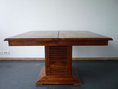 null Table carrée en bois exotique à une allonge dans le goût Art & Craft reposant...
