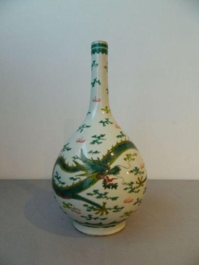 CHINE Vase-bouteille décoré d'un dragon à cinq griffes, dynastie Qing / XIXe, émaux...