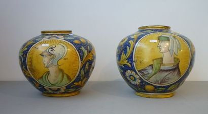 ITALIE Importante paire de vases de forme boule en majolique à décor de bustes dans...
