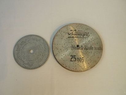 ALLEMAGNE - KALLIOPE Boîte à musique et son lot de disques métalliques, vers 1900,...