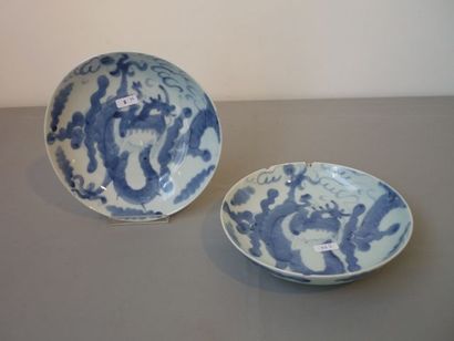 CHINE Paire de petites assiettes creuses en porcelaine blanche, décor de dragons...