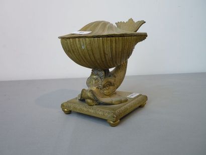 null Coupe en bronze de style Renaissance en forme de coquille supportée par un dauphin,...