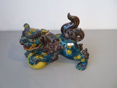CHINE Lion-gardien dit chien de Fo en céramique polychromée, l. 31 cm.
