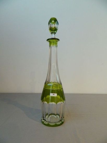 VAL-SAINT-LAMBERT Carafe en cristal taillé doublé vert, XXe, h. 41 cm.