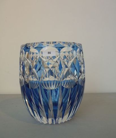 VAL-SAINT-LAMBERT Vase de forme boule, XXe, cristal taillé doublé bleu, h. 16 cm...