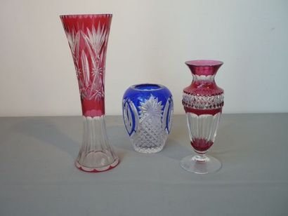 VAL-SAINT-LAMBERT Lot de trois petits vases, XXe, cristal taillé doublé rouge (deux)...
