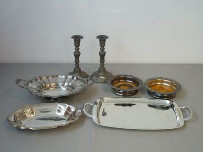 null Lot : trois plats de service en métal argenté, l. 30, 38 et 47 cm ; paire de...