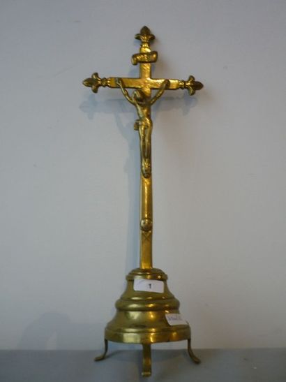 null Crucifix fleurdelisé, travail ancien, laiton, h. 31 cm.