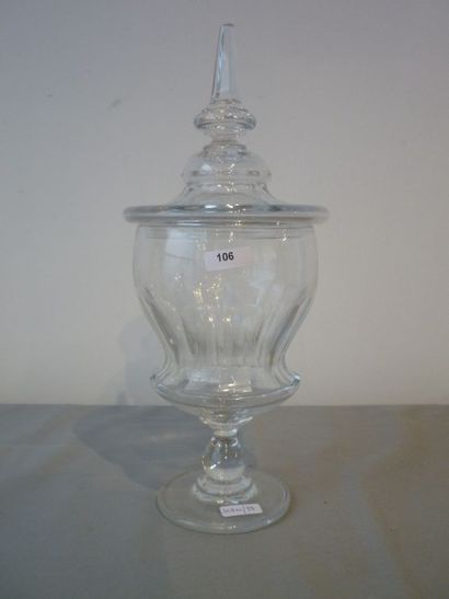 null Bonbonnière couverte, XIXe, cristal taillé, h. 30 cm.