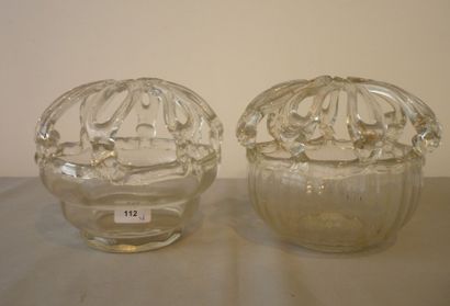 CHÊNÉE Deux pique-fleurs, fin XVIIIe, verre soufflé et travaillé, d. 14 et 15 cm...