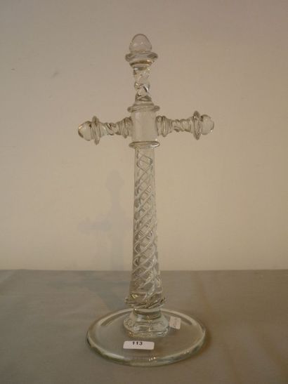 CHÊNÉE Croix à filigrane torse, fin XVIIIe, verre travaillé, h. 27,5 cm.
