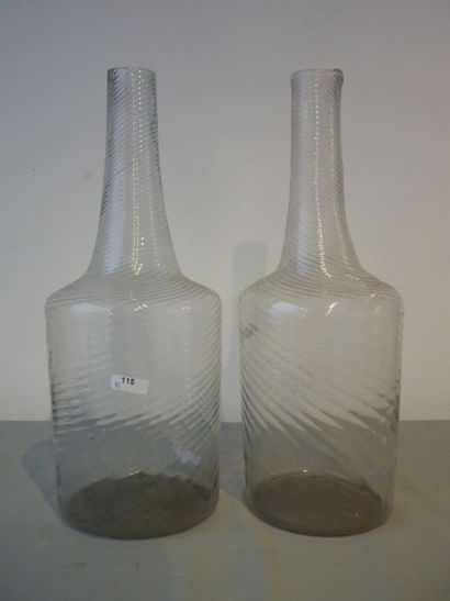null Paire de bouteilles à mille côtes torses en verre soufflé, h. 34 cm.