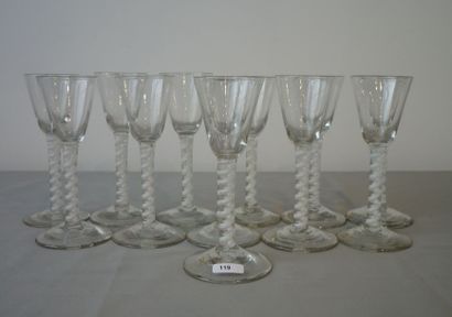 CHÊNÉE Douze verres soufflés à pied avec filigrane torse blanc, XVIIIe, h.16 cm.
