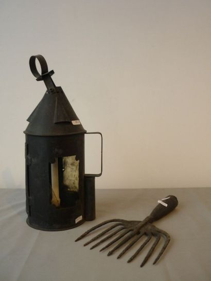 null Lanterne en tôle, h. 41 cm (on y joint une fourche ancienne en fer forgé).