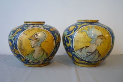 ITALIE Importante paire de vases de forme boule en majolique à décor de bustes dans...