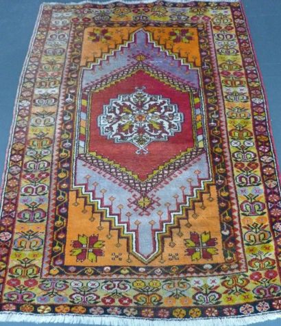 null Lot, deux tapis persans : un de style Heriz à décor floral stylisé sur fond...