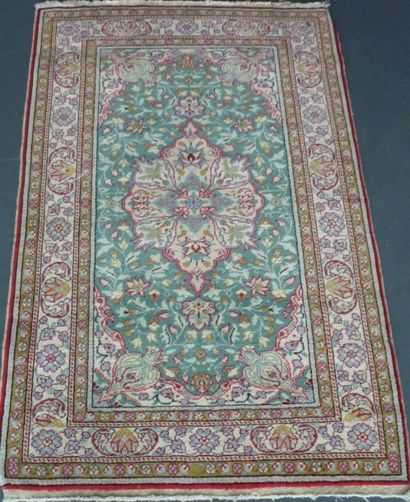null Lot, deux tapis persans : un de style Heriz à décor floral stylisé sur fond...