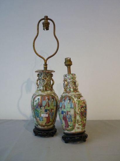 CHINE - CANTON Paire de petits vases montés en lampe à décor d'émaux polychromes...