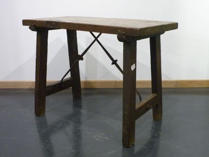 null Petite table à entretoises métalliques, travail espagnol ancien, 62x86,5x63...
