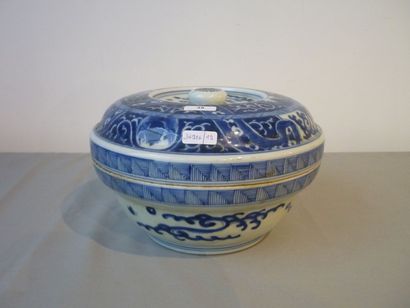 CHINE Large pot couvert à décor en bleu sous couverte, fin XIXe, porcelaine, d. 22...