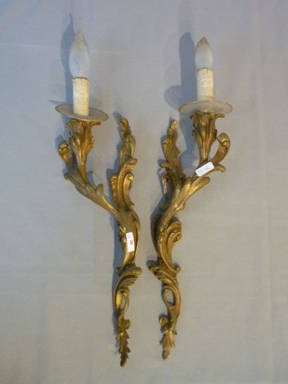 null Paire d'appliques de style Rocaille, XIXe, bronze doré, h. 33 cm.