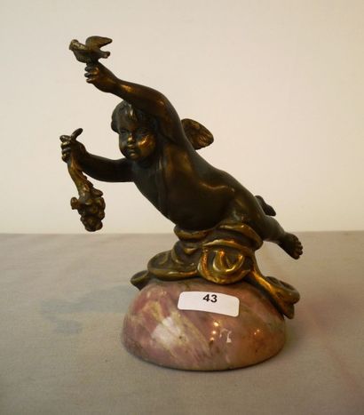 null Putto, début XXe, sujet en bronze patiné sur socle de marbre, h. 13 cm.
