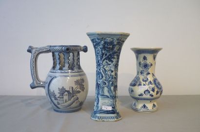 DELFT Lot : un vase-cornet, XVIIIe, faïence, h. 23,5 cm [égrenures] ; un pot trompeur...